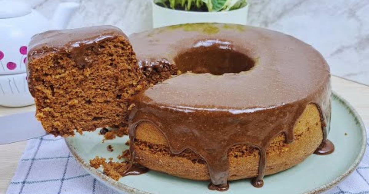 Bolo de Cappuccino Fofinho com Cobertura Cremosa – Irresistível!