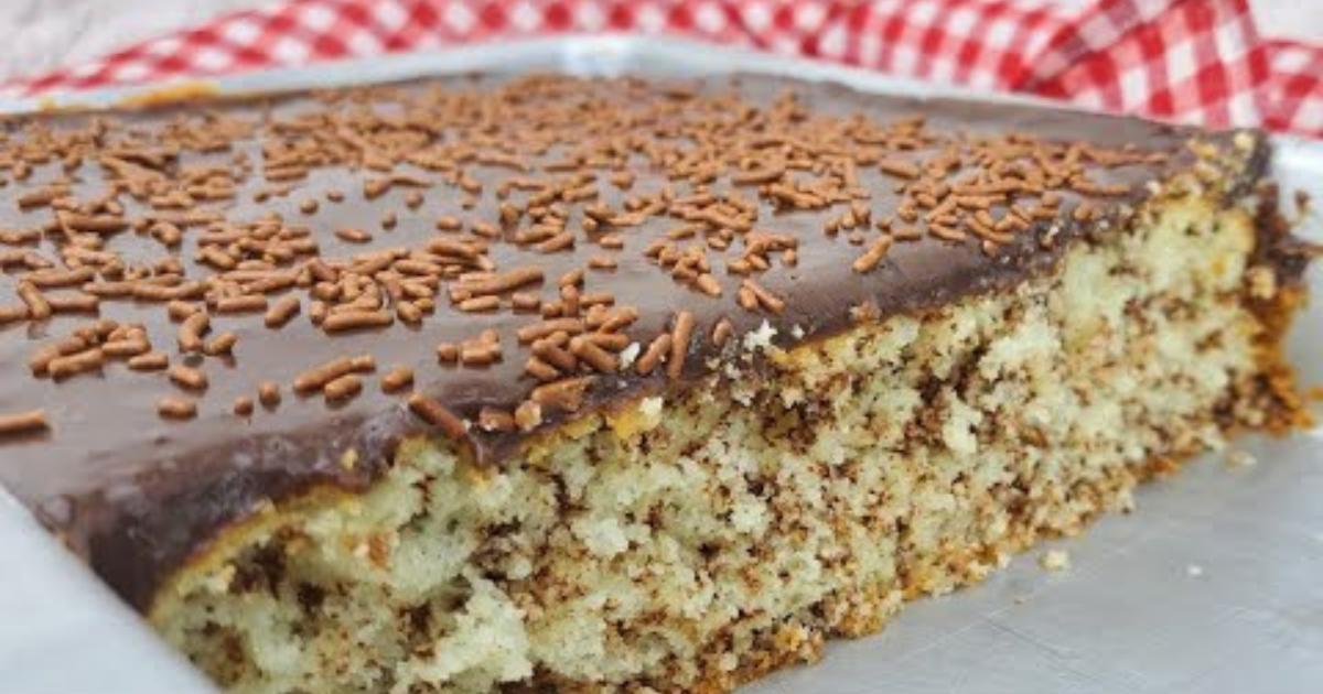 Um bolo fofo com cobertura cremosa de brigadeiro. Receita fácil e deliciosa....