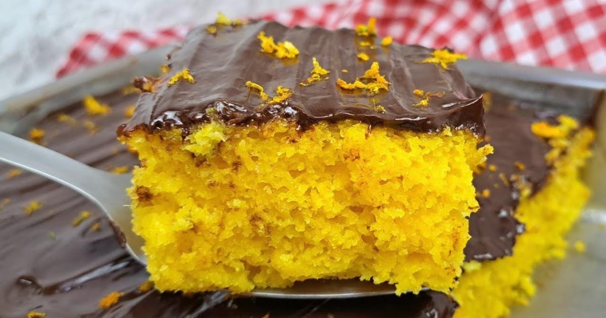 Aprenda a fazer um bolo de laranja e cenoura super fofinho, com uma ganache de...