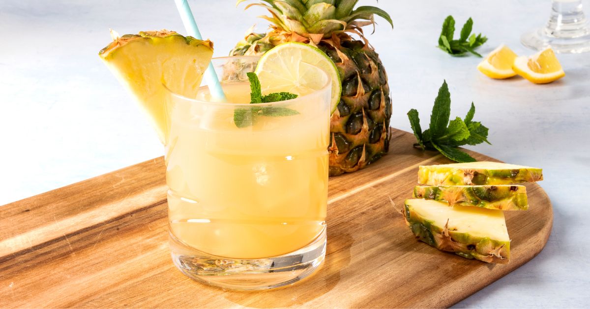 Caipirinha de Abacaxi com Hortelã