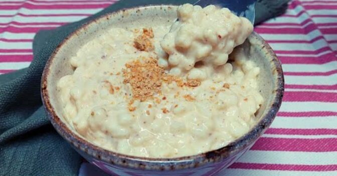 Mingau: Canjica cremosa com leite condensado, coco e paçoca que derrete na boca