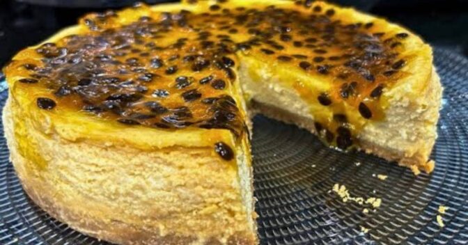 Sobremesas: Cheesecake com Calda de Maracujá