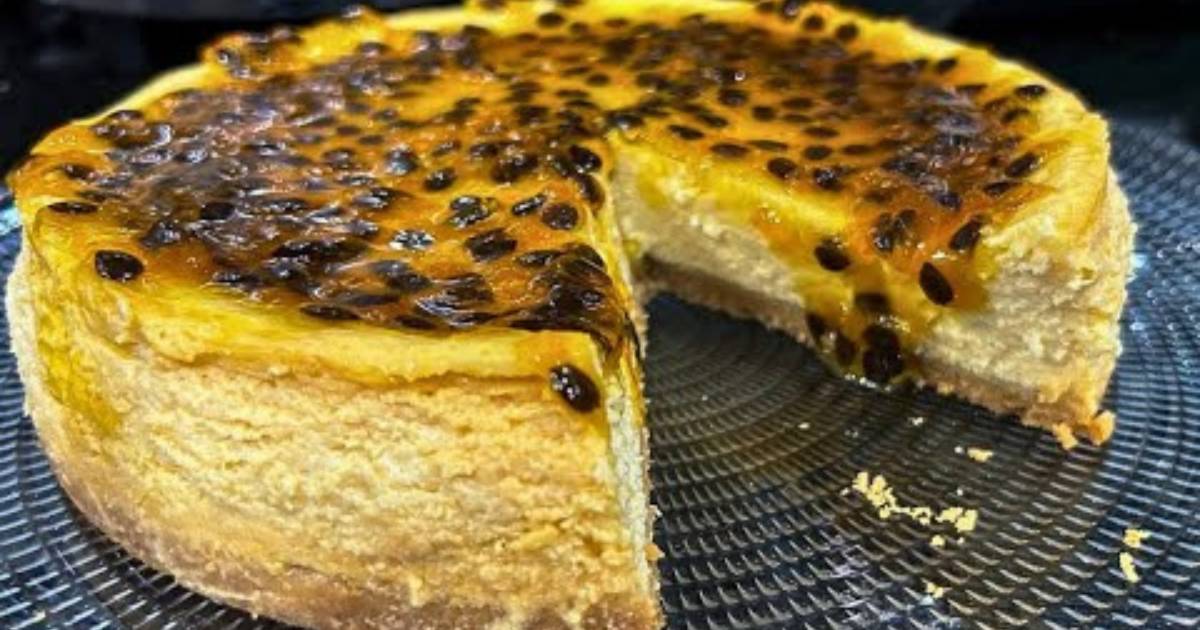 Cheesecake com Calda de Maracujá! Receita cremosa, refrescante e fácil para adoçar seu dia e...