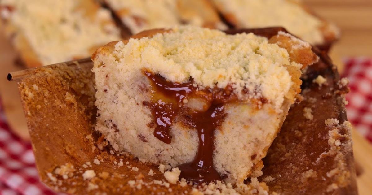 Aprenda a fazer uma cuca fofinha com banana, doce de leite e uma farofa crocante...