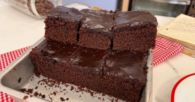 Bolos: Descubra o Segredo do Bolo de Chocolate Fofo com Cobertura Crocante