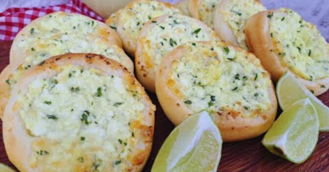 Lanche: Esfirra de Queijo Aberta: O Segredo para um Recheio Cremoso e Saboroso!