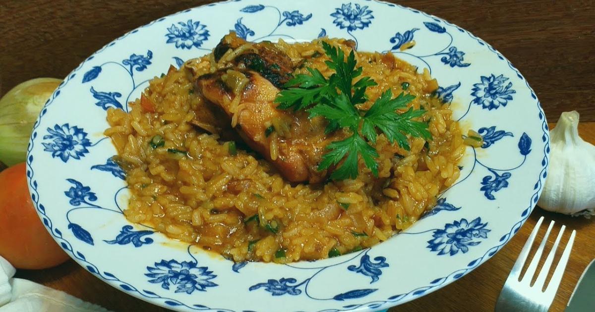 Aprenda a fazer uma deliciosa galinhada com frango e arroz em uma panela só!...