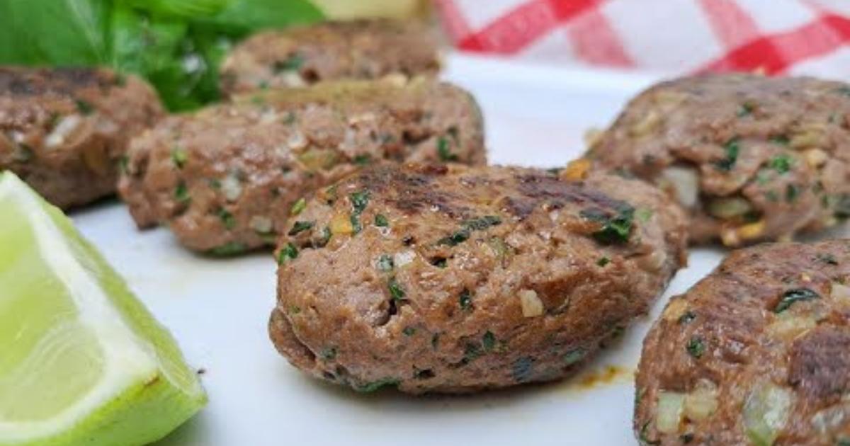 Aprenda a fazer kafta de carne moída suculenta na frigideira, sem precisar de churrasqueira....