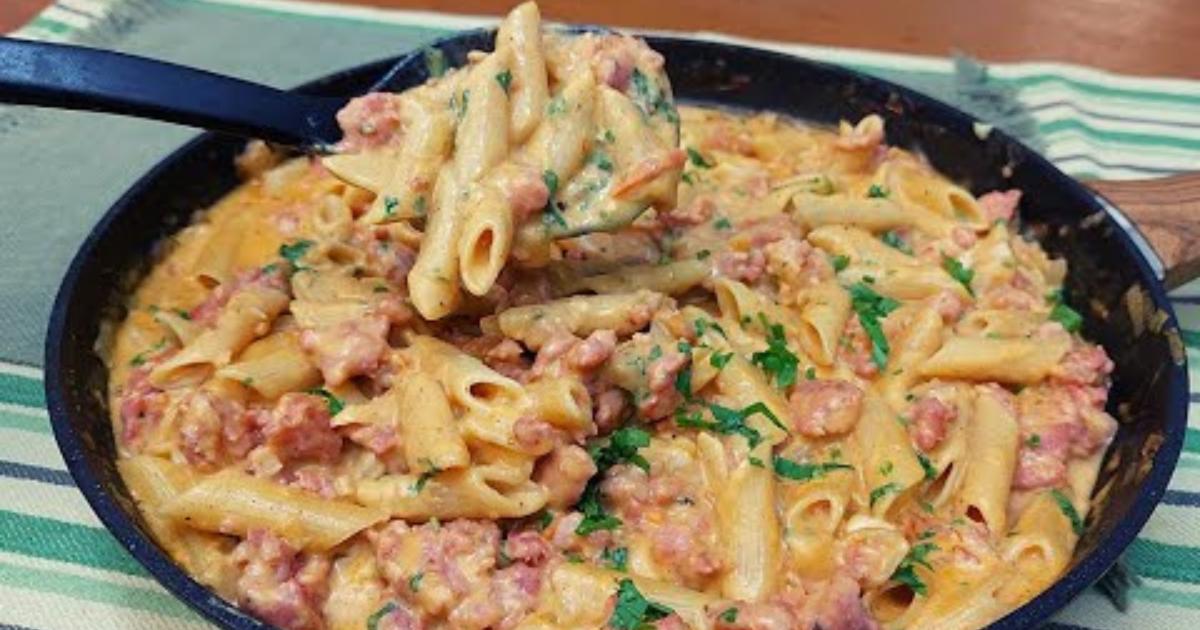 Aprenda a fazer um macarrão cremoso com linguiça em uma única panela. Receita rápida e...