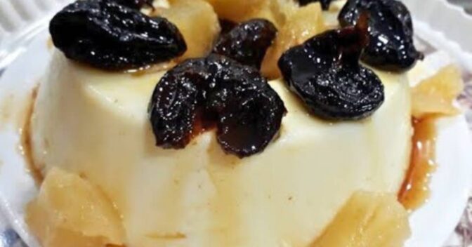 Sobremesas: Manjar de Coco delicioso com Calda de Ameixa