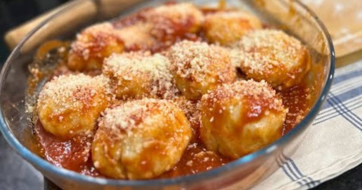 O Nhoque Batata da Vovó Queijo e Molho é simples, saboroso e feito com ingredientes...