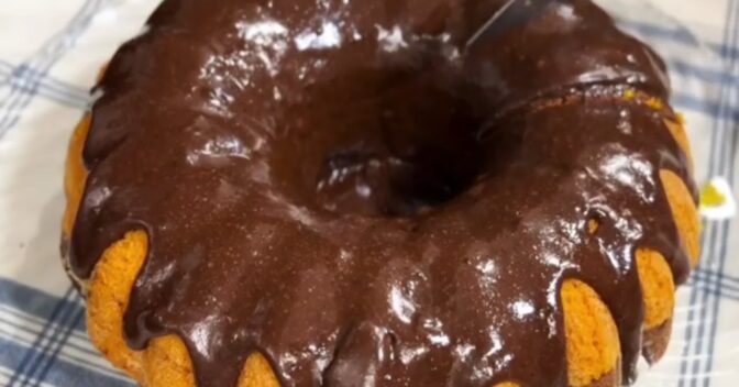 Bolos: O Bolo Cenoura Mesclado Chocolate Calda Cremosa Fácil
