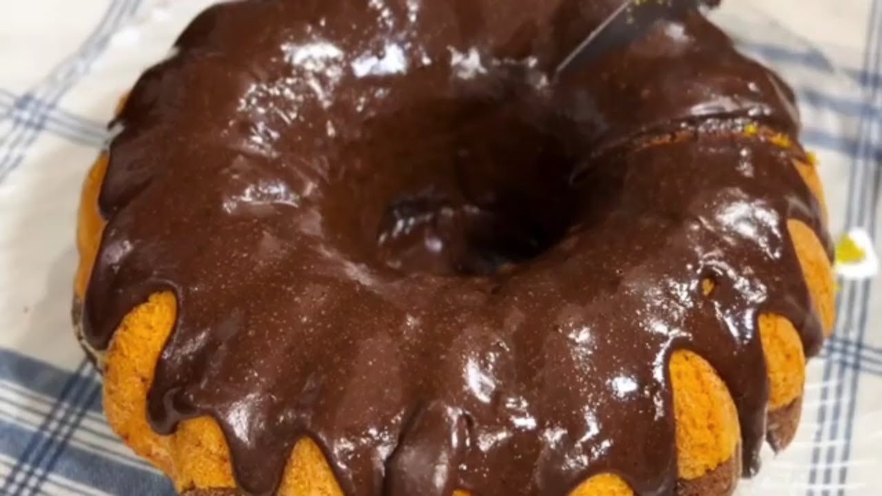 O Bolo Cenoura Mesclado Chocolate Calda Cremosa Fácil combina fofura, sabor e calda de brigadeiro....