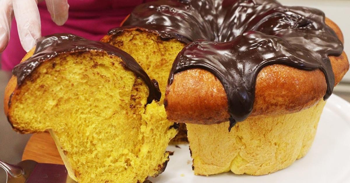 Aprenda a fazer um pão de cenoura super macio, delicioso e fácil, com uma cobertura...