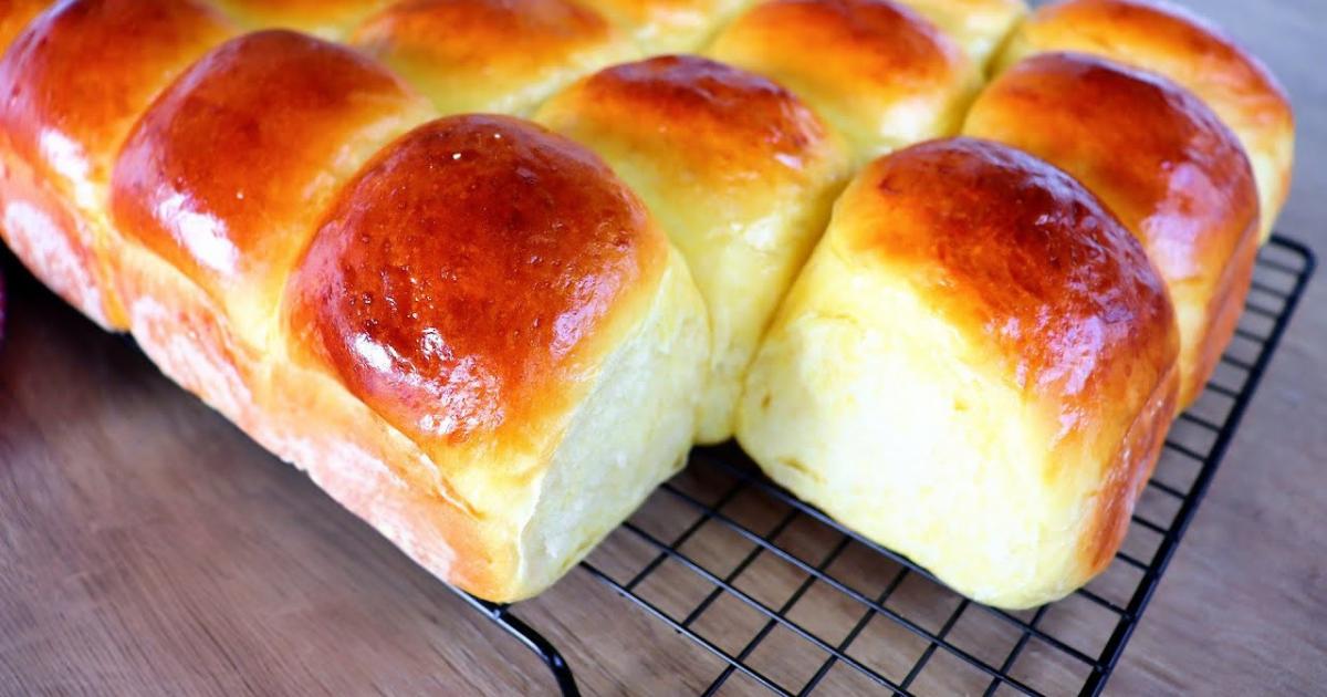 Pão de mandioquinha fofinho, dourado e saboroso, perfeito para o café da manhã ou lanche....
