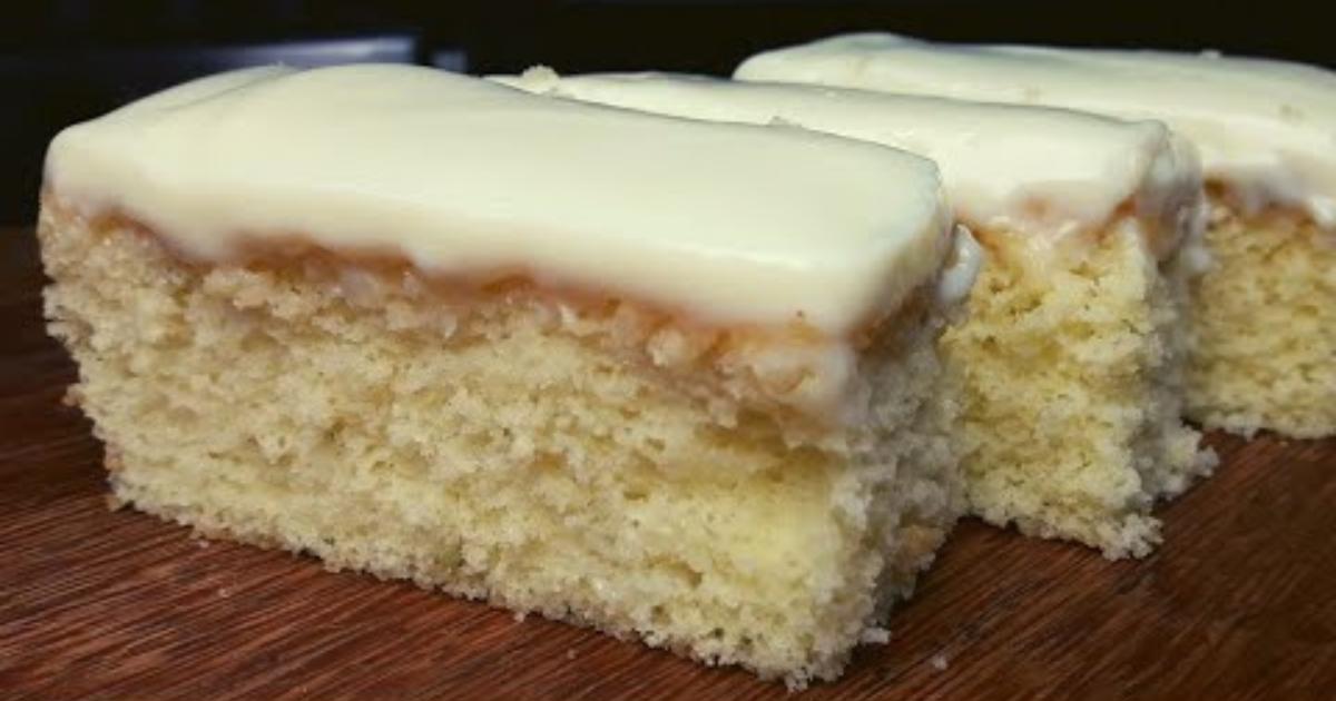 Bolo leve, sem fermento e com cobertura cremosa de limão....