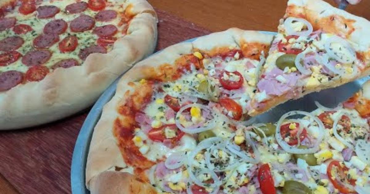 Aprenda a fazer pizza caseira com borda recheada e massa profissional. Receita fácil e deliciosa!...