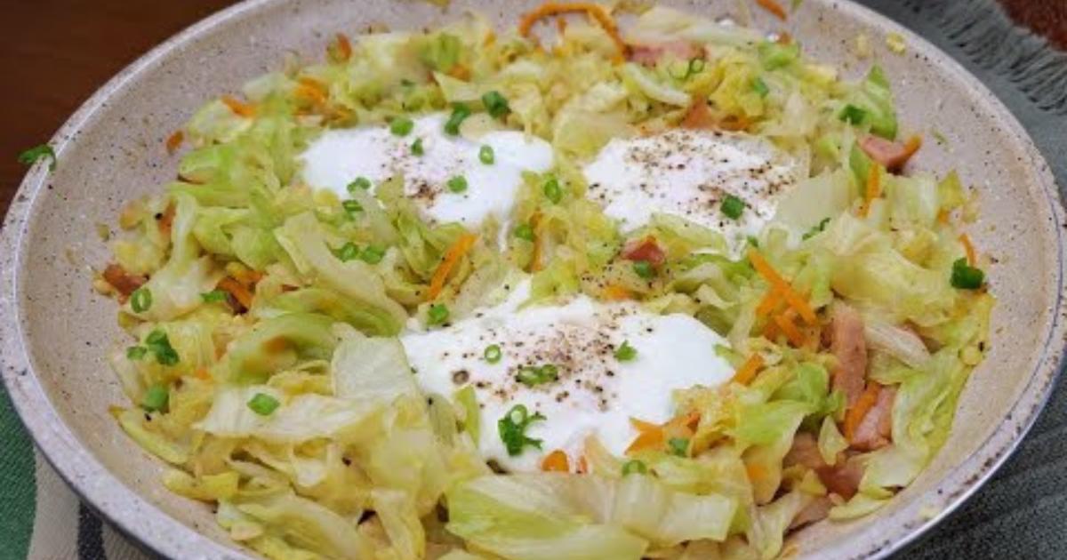 Receita simples e econômica de repolho refogado com bacon e ovo, pronta em minutos....