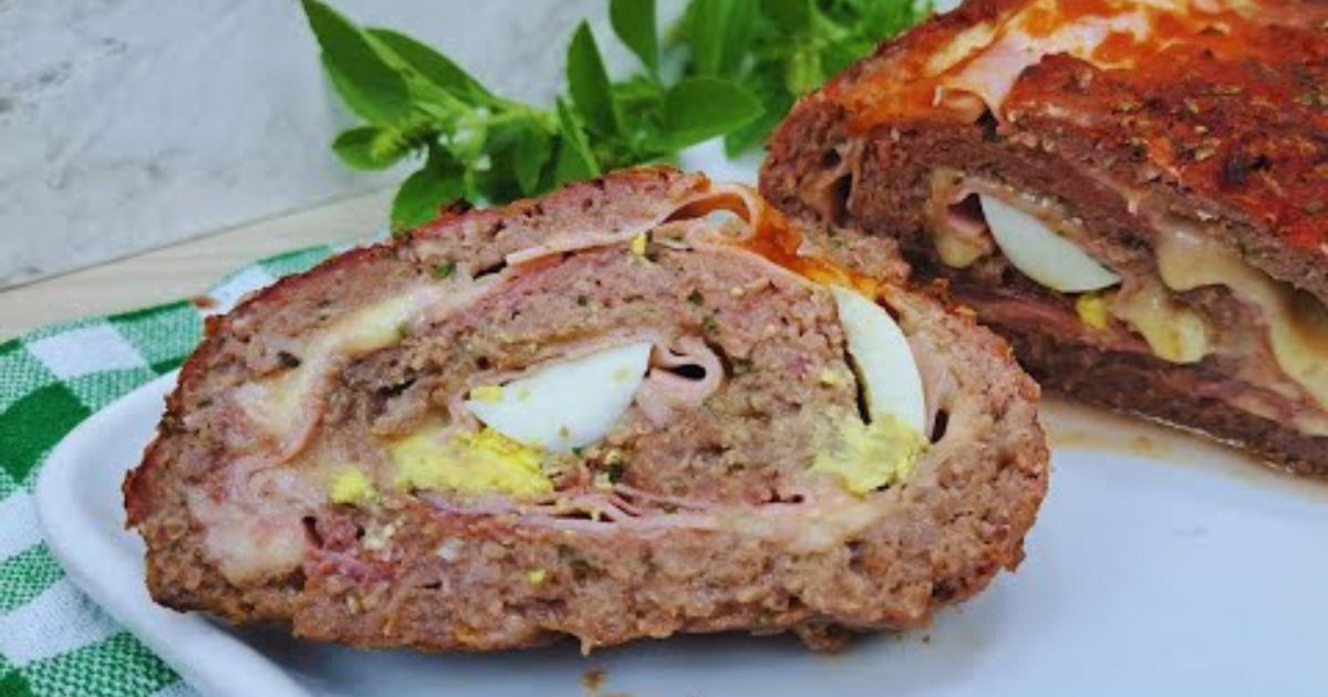 Aprenda a fazer rocambole de carne moída recheado com queijo, presunto e ovo de forma...