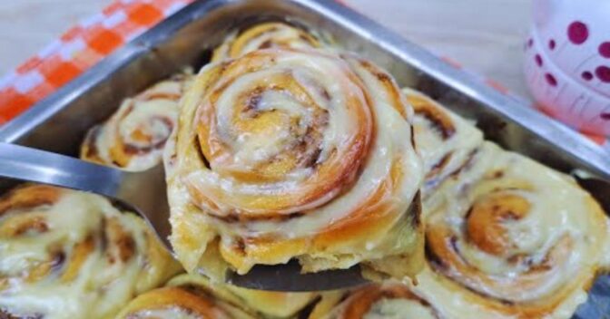 Especiais: Rolos de Canela Macios e Úmidos com Cobertura Cremosa