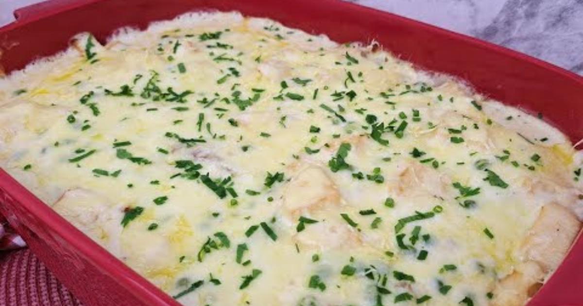 Tilápia gratinada com batatas, palmito e ervilhas, perfeita para um jantar especial!...