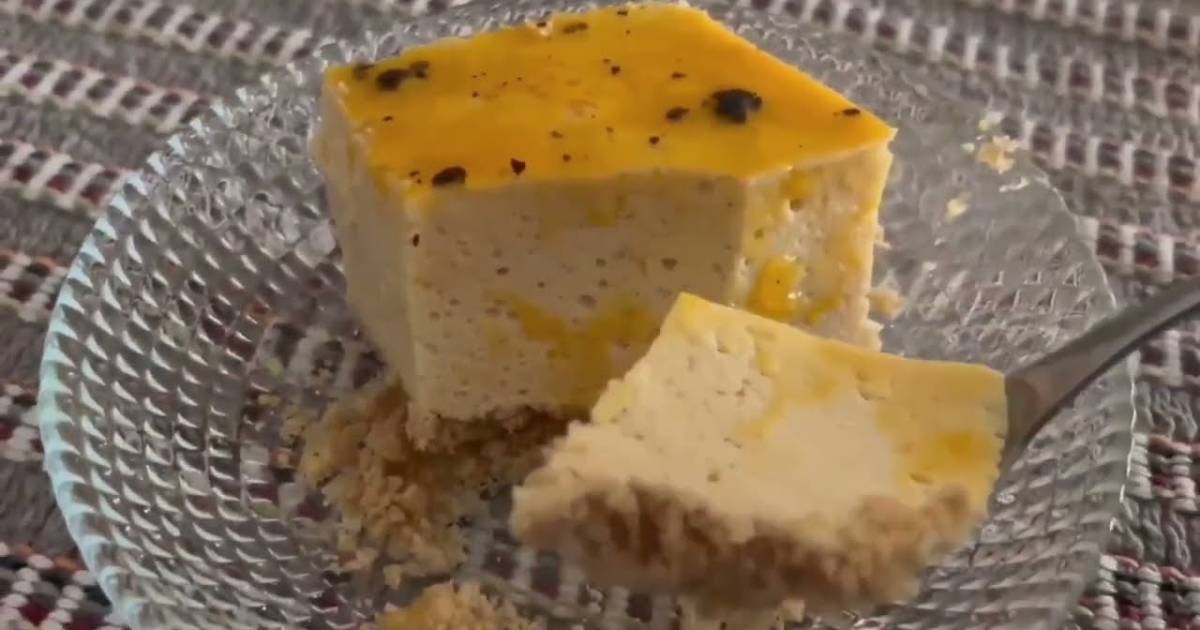 A Torta Mousse Maracujá Saborosa Calda Caseira Fácil é refrescante e deliciosa, perfeita para quem...