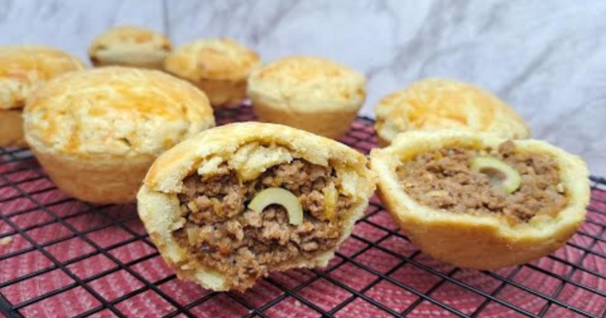 Uma torta de carne moída fácil, com massa amanteigada que desmancha na boca....