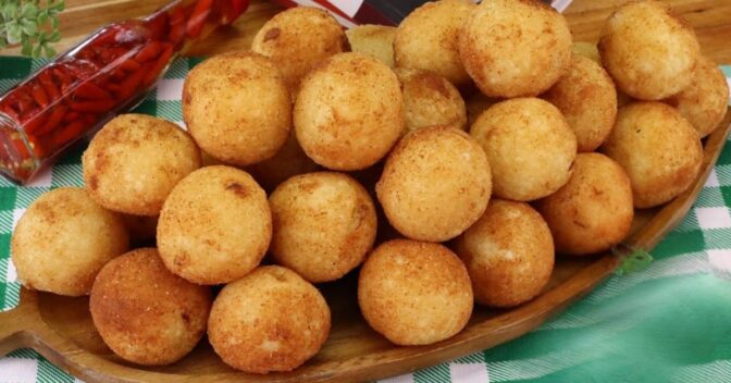 Lanche: Você Nunca Comeu um Bolinho de Mandioca com Queijo Tão Gostoso Assim