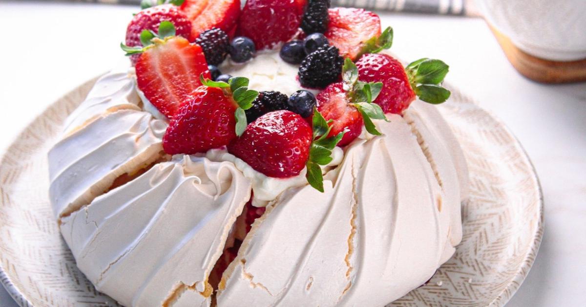Merengue crocante por fora, macio por dentro, com chantilly e frutas....