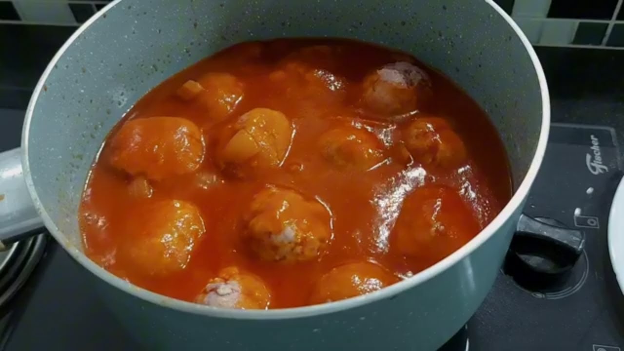 Aprenda a preparar almôndegas de carne ao molho de tomate, uma receita tradicional e saborosa...