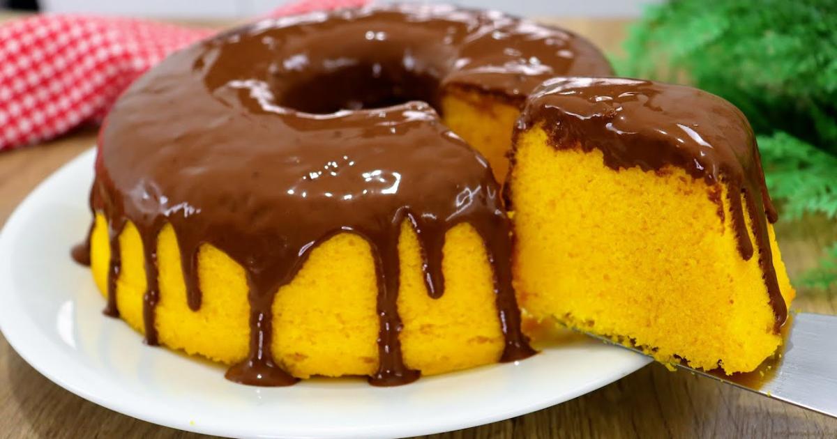Bolo de cenoura fofinho, feito com 2 ovos e pronto em 8 minutos....
