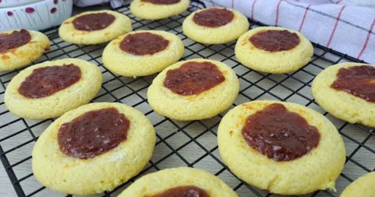 Aprenda a fazer biscoitos de fubá com geleia de goiaba, perfeitos para chá ou café....