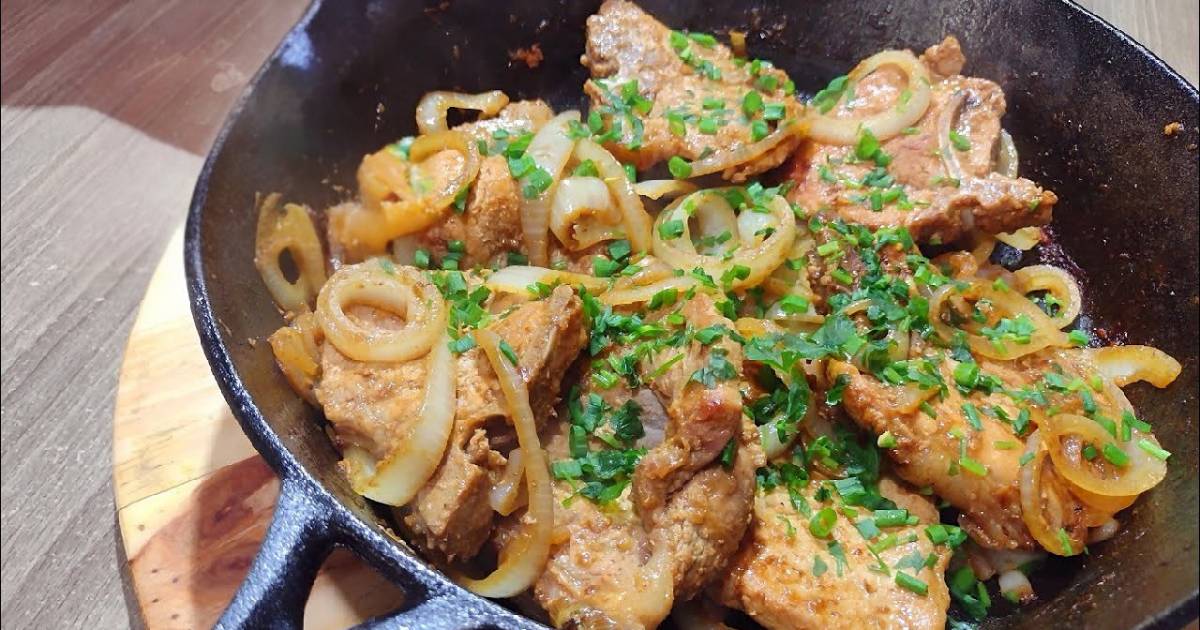 A receita Bisteca Suína Acebolada Suculenta e Muito Fácil ensina a fazer carne macia e...