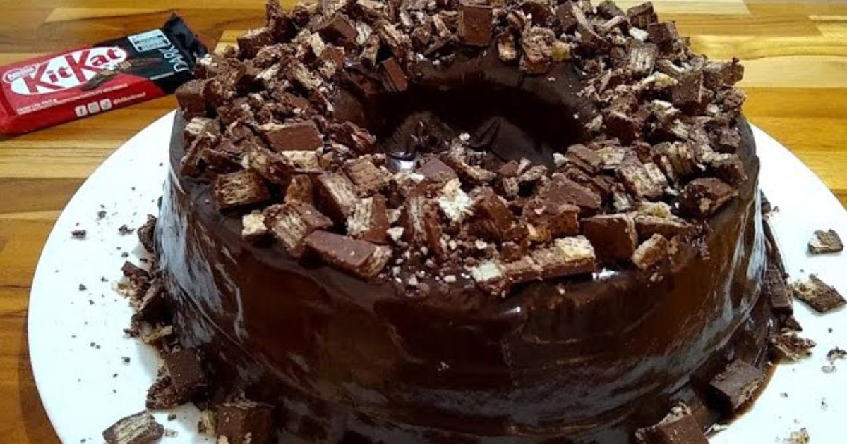O clássico bolo de cenoura com uma cobertura cremosa e crocante de Kit Kat...
