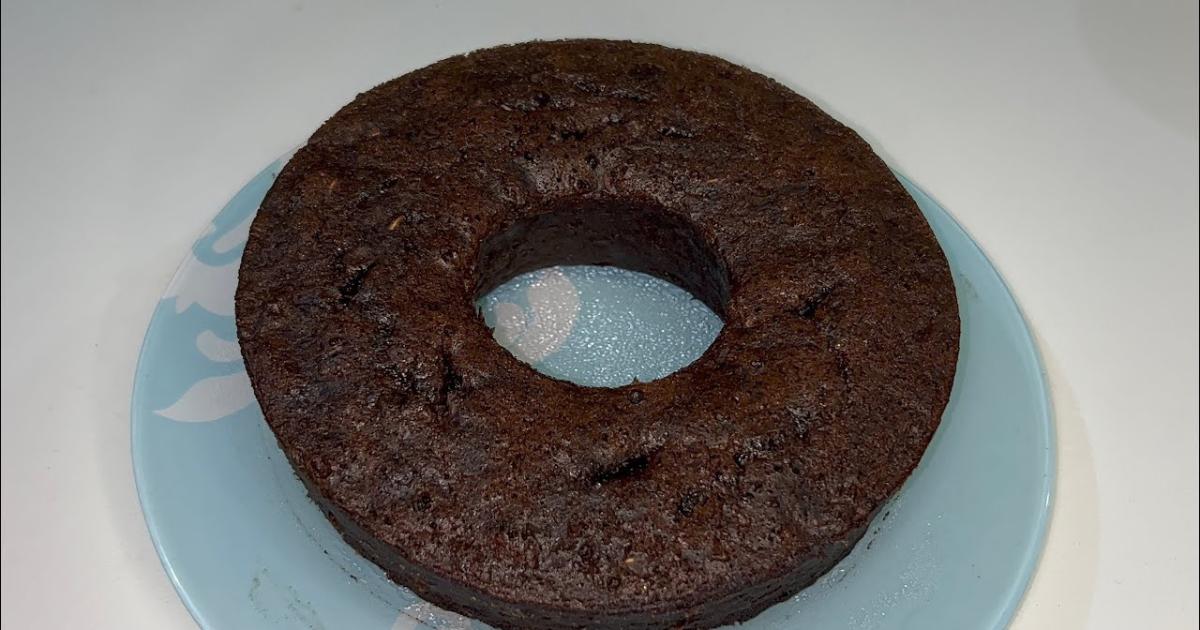 Prepare um bolo de chocolate com banana saudável, fofinho e perfeito para o dia a...