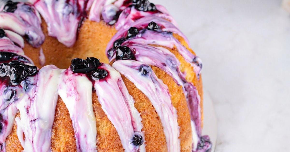 Bolo de iogurte leve, úmido e com cobertura cítrica irresistível....
