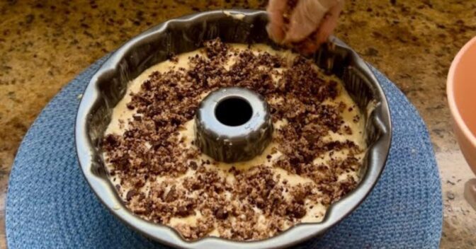 Páscoa: Bolo de Páscoa Simples com Farofinha de Chocolate