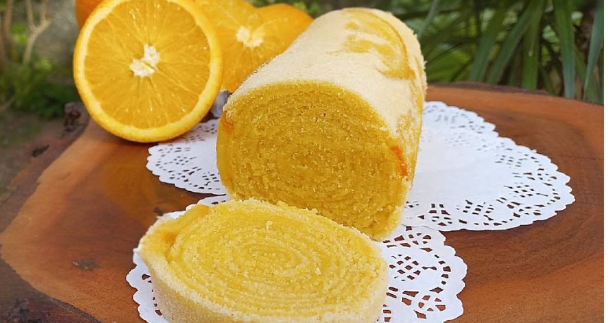 Bolo de Rolo Laranja Cremoso com Frutas traz uma massa macia e decorada com fatias...