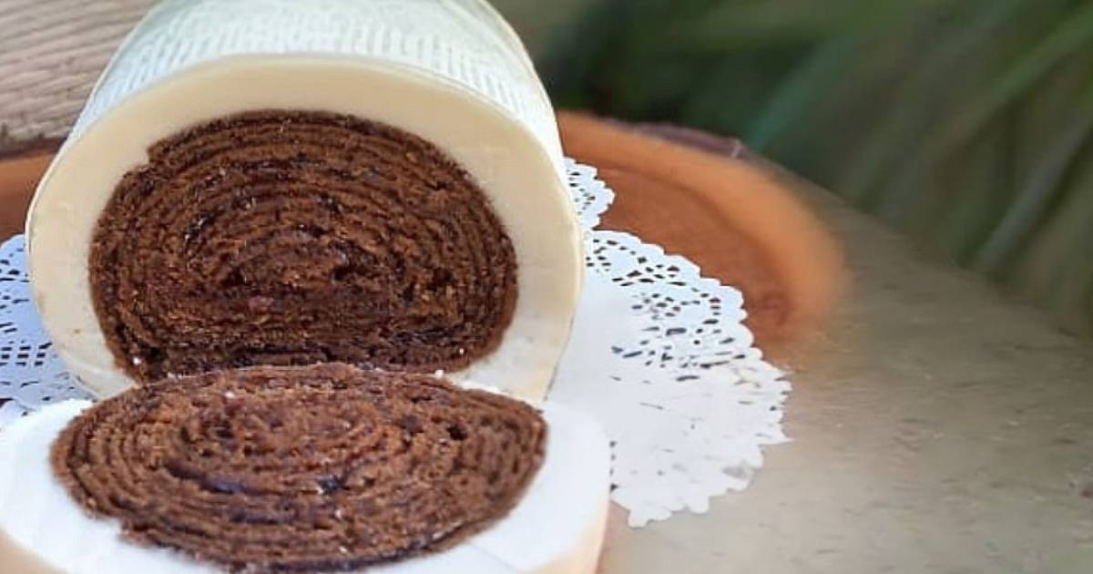 Bolo de Rolo Noiva Glacê Branco Incrível tem recheio de ameixa e cobertura sem clara...