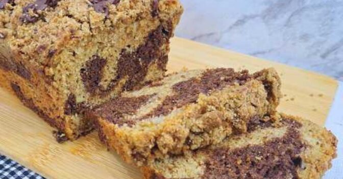 Bolos: Esse bolo de banana com chocolate e farofa crocante vai te surpreender!