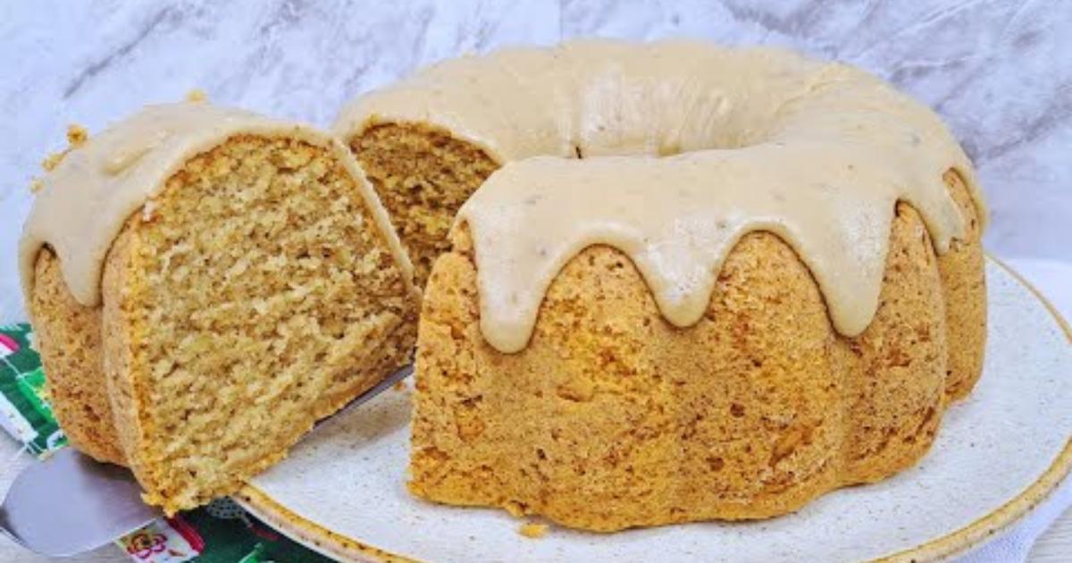 Bolo úmido, macio e cheio de sabor com batata-doce e especiarias...