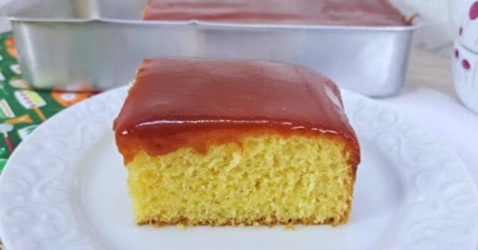 Bolos: Este Bolo de Fubá com Calda de Goiabada Vai Surpreender no Seu Café!