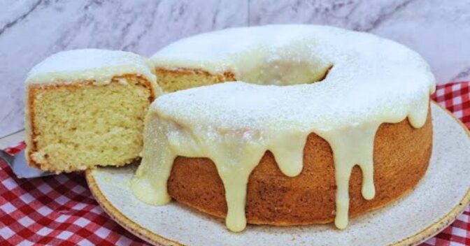 Bolos: Bolo de Iogurte com Leite Ninho com Massa Fofinha e Cobertura Cremosa
