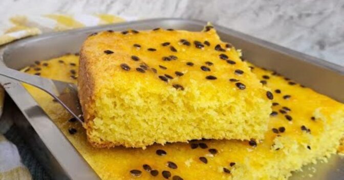 Bolos: Este Bolo de Maracujá Fofinho Tem Um Segredo na Calda Que Vai Te Surpreender