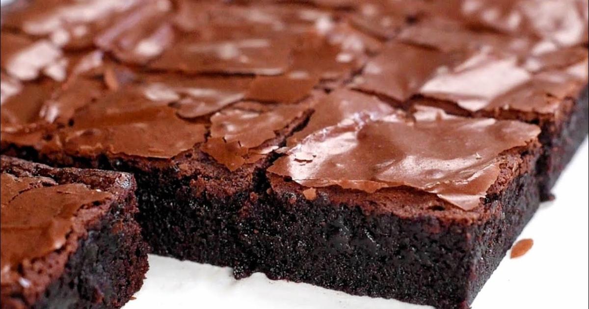 Brownie sem chocolate nem manteiga, mas super fudgy e fácil....