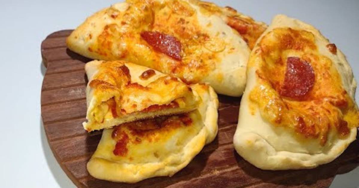 Calzone Queijo Pepperoni Apimentado Italiano Fácil é recheado, crocante por fora e delicioso por dentro....
