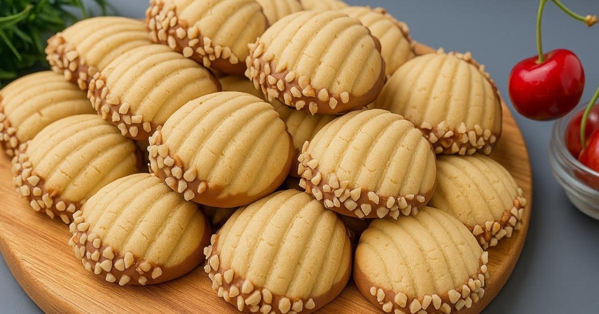 Cookies delicados com cobertura de chocolate e amendoim crocante....