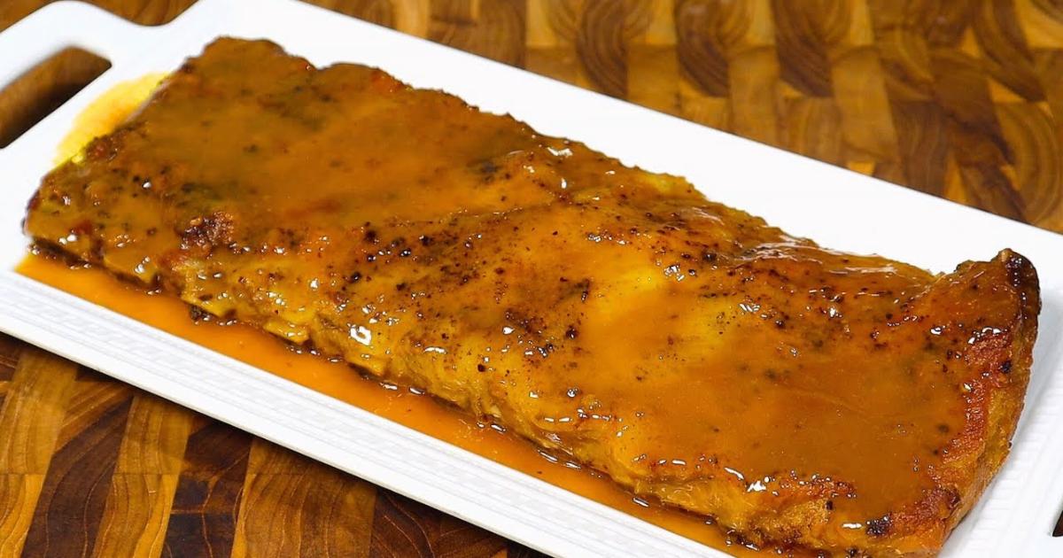 Costelinha suína assada com molho agridoce, super suculenta e cheia de sabor....