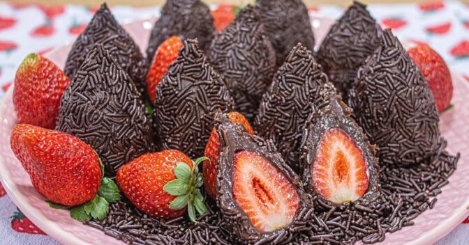 Doces: Coxinha de Brigadeiro com Morango