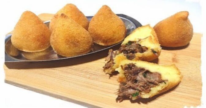 Lanche: Coxinha de Mandioca com Costela Deliciosa